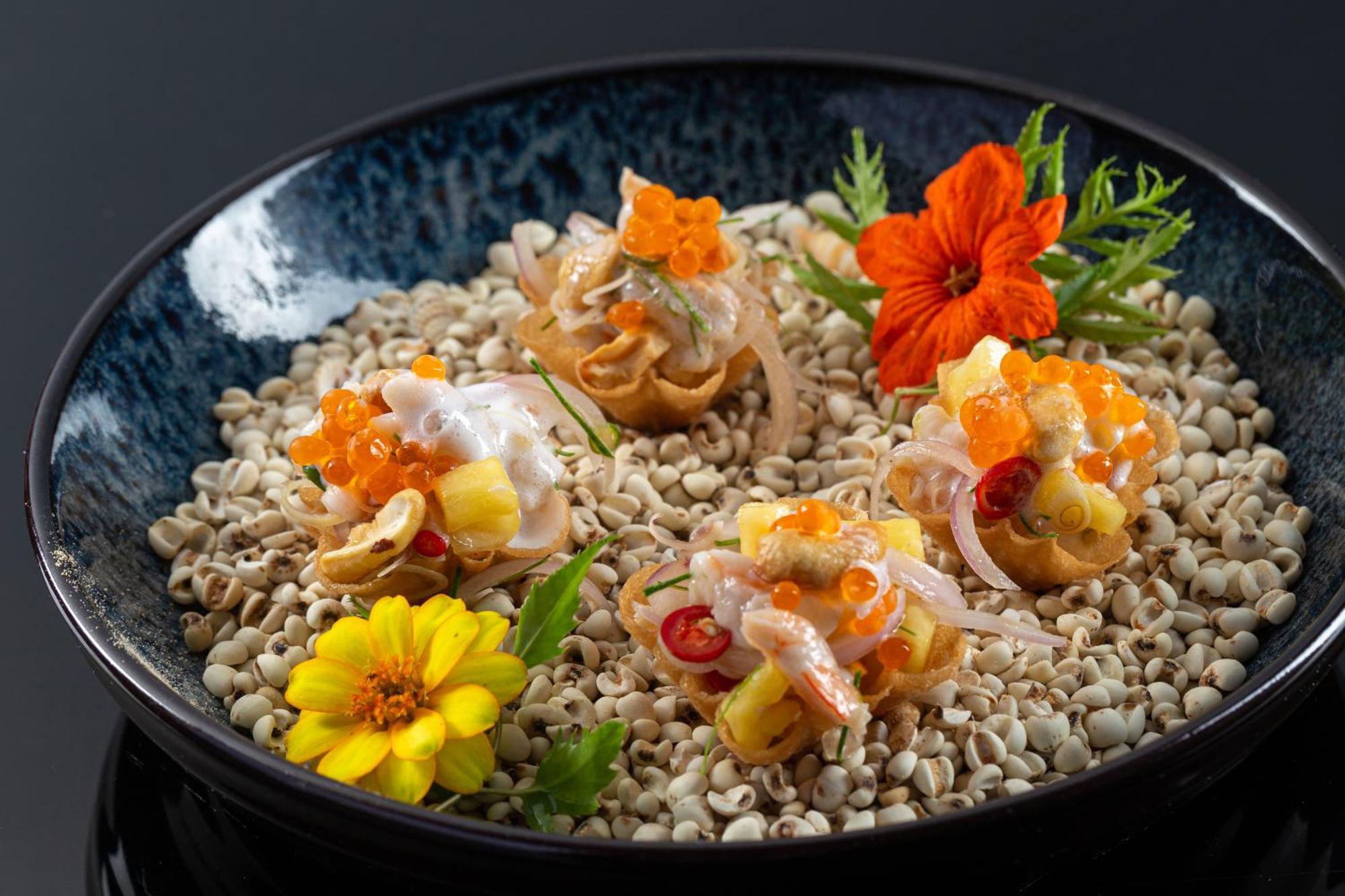 Cape Sienna Phuket Gourmet Hotel&Villas - SHA Extra Plus Strand Kamala Exterior foto A dish of edible flowers